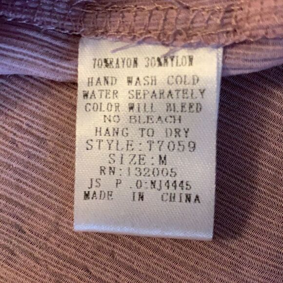 Entro size medium NWOT cold shoulder and three-quarter sleeves - Picture 5 of 7